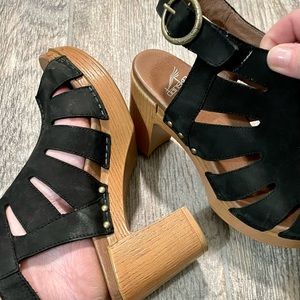 Danskn Demetria Sandle. Small platform, black suade.